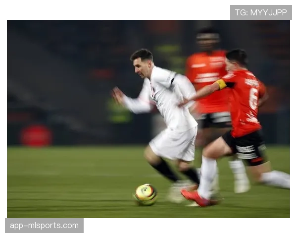 洛里昂主场因球迷投掷烟火导致比赛中断五分钟